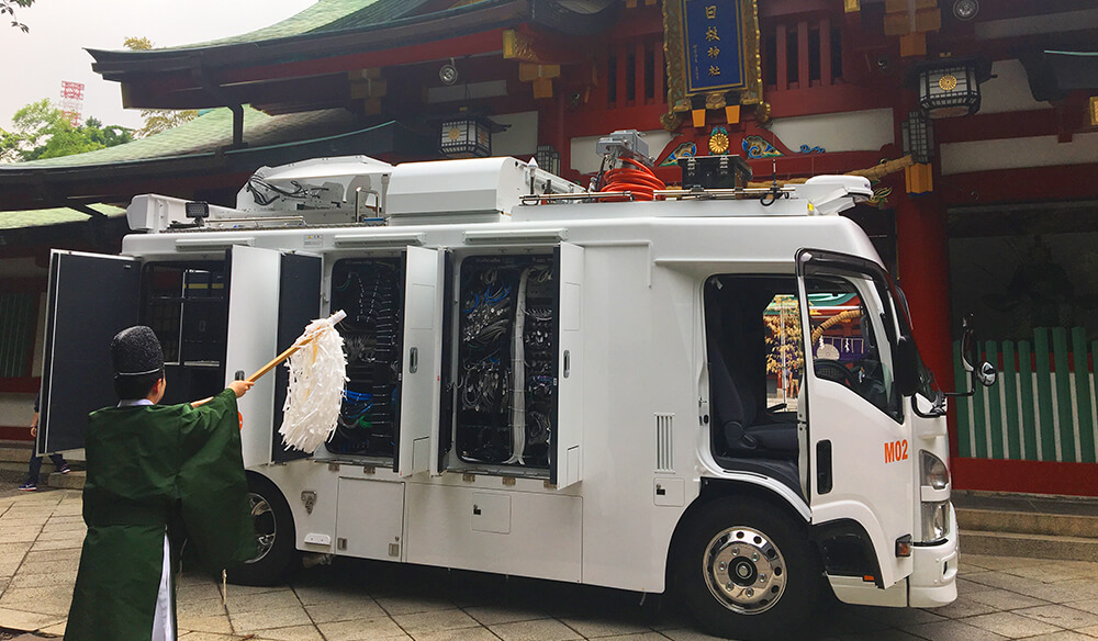 中継車の交通安全祈願